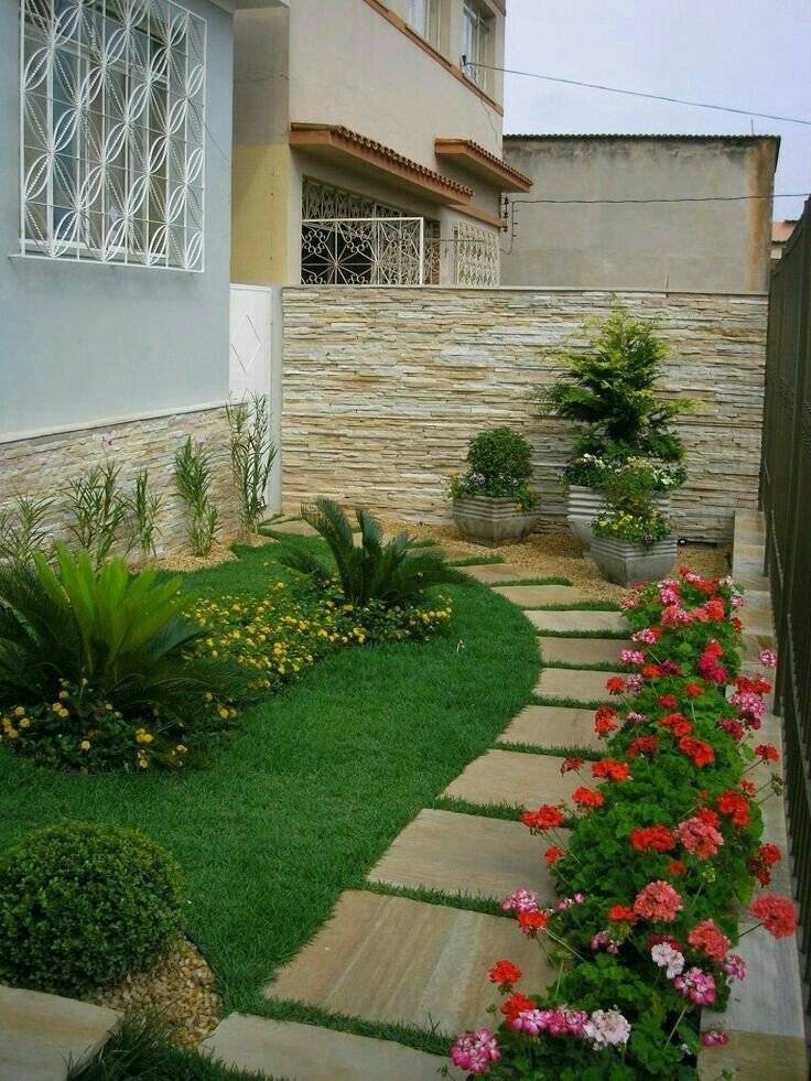 حديقة منزلية مع زهور وبلاط