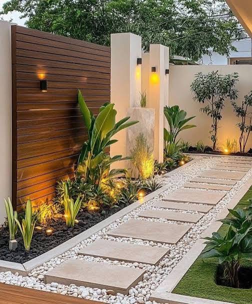 مسار حديقة مع إضاءة وأشجار ونباتات