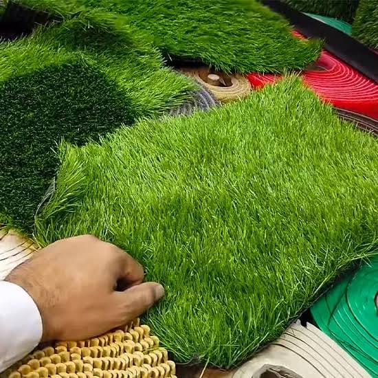 عينات عشب صناعي متعددة