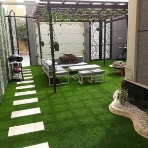 حديقة عشب صناعي مع برجولة