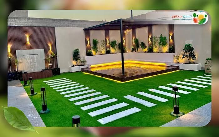 حديقة عشب صناعي مع مسارات بلاط