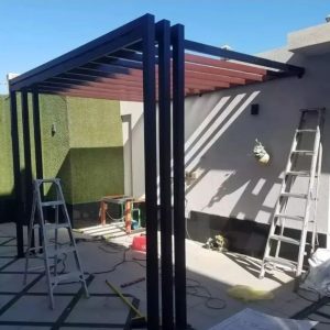 برجولة معدنية أثناء التركيب